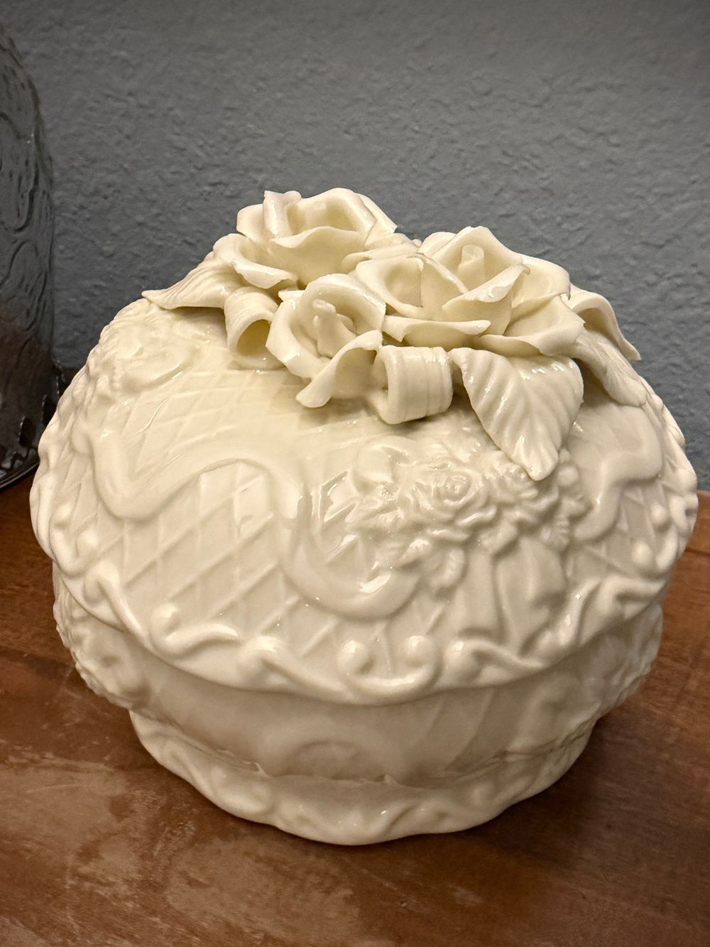 Beautiful vintage Capodimonte-style ivory Ceramic dresser box / jewelry holder